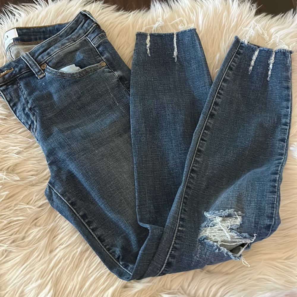 Distressed skinny jeans